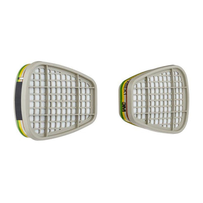 To rektangulære 3M™ filterpatron 6059 ABEK1-kombinationsfiltre (1 par, 3M Deutschland GmbH) med grå gitre og farvede etiketter er afbildet forfra og fra siden på en hvid baggrund.