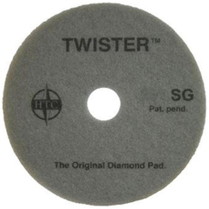 Twister Pad 10000 fra Diversey Deutschland GmbH & Co. OHG er en rund, grå pude med "TWISTER SG", "HTC", "Pat. pend." og "The Original Diamond Pad" påskrift - ideel til rengøring og polering af hårde gulve for en strålende glans.