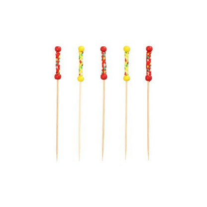 Fem PAPSTAR 250 fingerfood-pinde fra PAPSTAR GmbH lavet af træ, biologisk nedbrydelige, med farverige perler og dekorationer i rød, gul og flerfarvede accenter, arrangeret lodret foran en hvid baggrund.