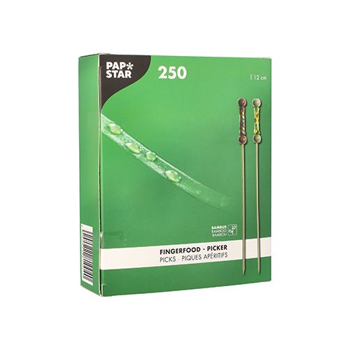 En grøn æske med påskriften "PAPSTAR 250 fingerfood-pinde" fra PAPSTAR GmbH indeholder 12 cm lange miljøvenlige bambuspinde, er forsynet med to illustrerede pinde og viser flersprogede produktinformationer på forsiden.