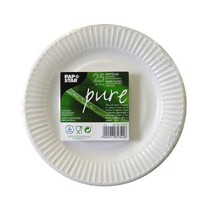 I emballagen er et 25-pak runde, hvide engangspaptallerkener "pure" fra PAPSTAR GmbH afbildet, på den midterste etiket er mærke- og produktdetaljer på flere sprog.