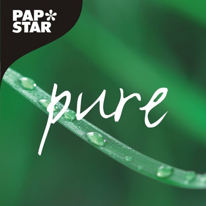 Et nærbillede af et græsstrå med vanddråber, "pure" i hvid skrift og logoet fra PAPSTAR GmbH øverst til venstre fremhæver PAPSTAR 25 tallerkener, pap "pure" rund hvid - miljøvenlige engangstallerkener lavet af bæredygtig pap i frisk grøn.