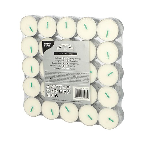 En pakke med 50 hvide PAPSTAR Teelys (100 % stearin, Ø 37,2 mm, 15,5 mm) fra PAPSTAR GmbH – sorteret i fem rækker à ti stk. og pakket i plast med flersprogede etiketter og anvisninger på forsiden.