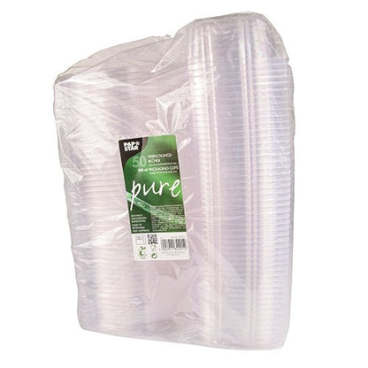 En gennemsigtig, plastikindpakket emballage indeholder 50 PAPSTAR delikatesse- og salatskåle af krystalklar PLA "pure" med klaplåg fra PAPSTAR GmbH, forsynet med en grøn-hvid etiket på forsiden med produktinformationer.
