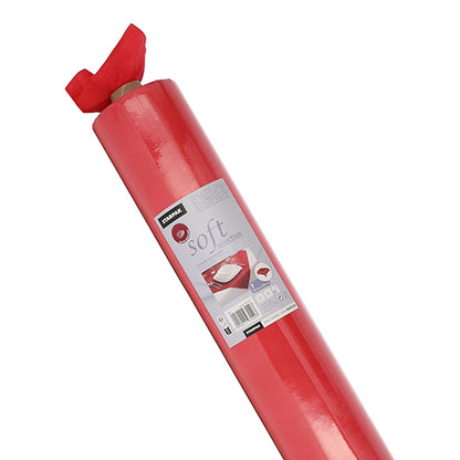 Eine Rolle roter Starpak-Tischdecke, stoffähnlich Vlies „Soft Selection“, eingewickelt in durchsichtige Folie mit Produktetikett und Strichcode, weist ein Blatt auf, das oben teilweise herausgezogen ist.
