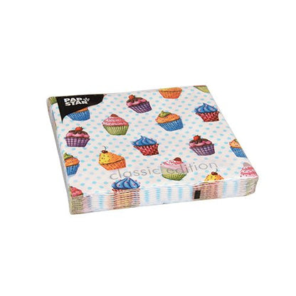 Et sæt af 20 servietter fra PAPSTAR GmbH (33x33 cm, 3-lags, 1/4 foldet) med et lyseblåt prikket og cupcake-motiv. På forsiden er teksten "classic edition" trykt, og PAPSTAR-logoet er placeret øverst til venstre for ekstra stil og holdbarhed.