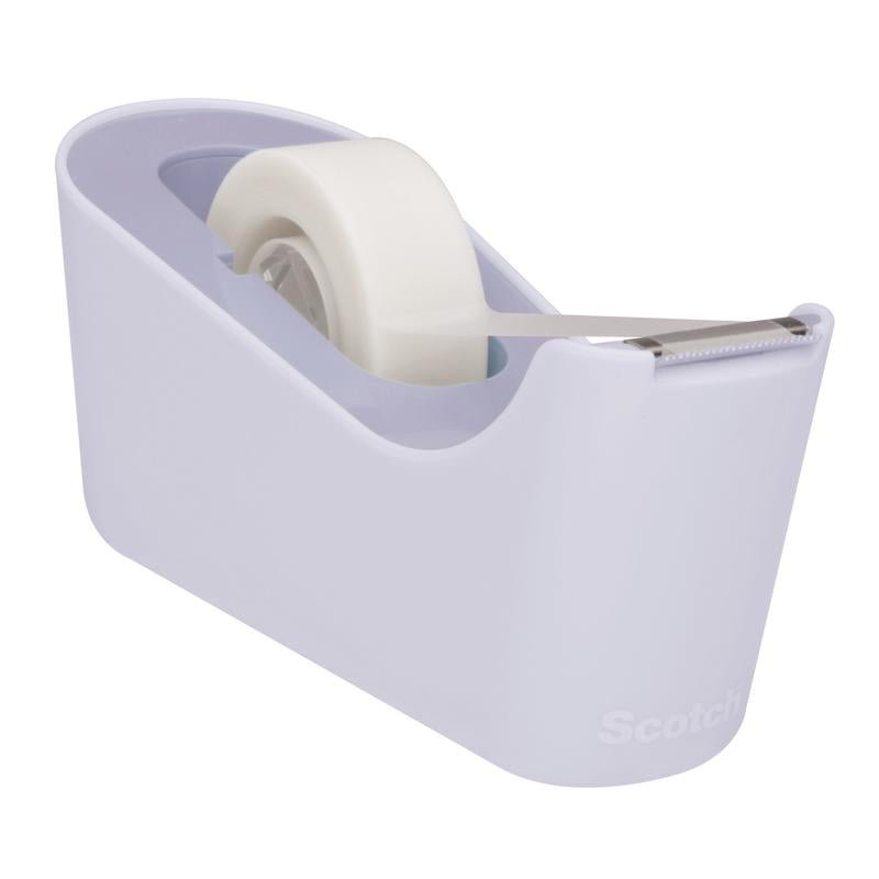 Den lilla Scotch™ tape-dispenser C18 fra 3M Deutschland GmbH rummer en rulle Scotch® Magic™ Usynligt Tape 19 mm x 33 m og har en metalskærer på forsiden.
