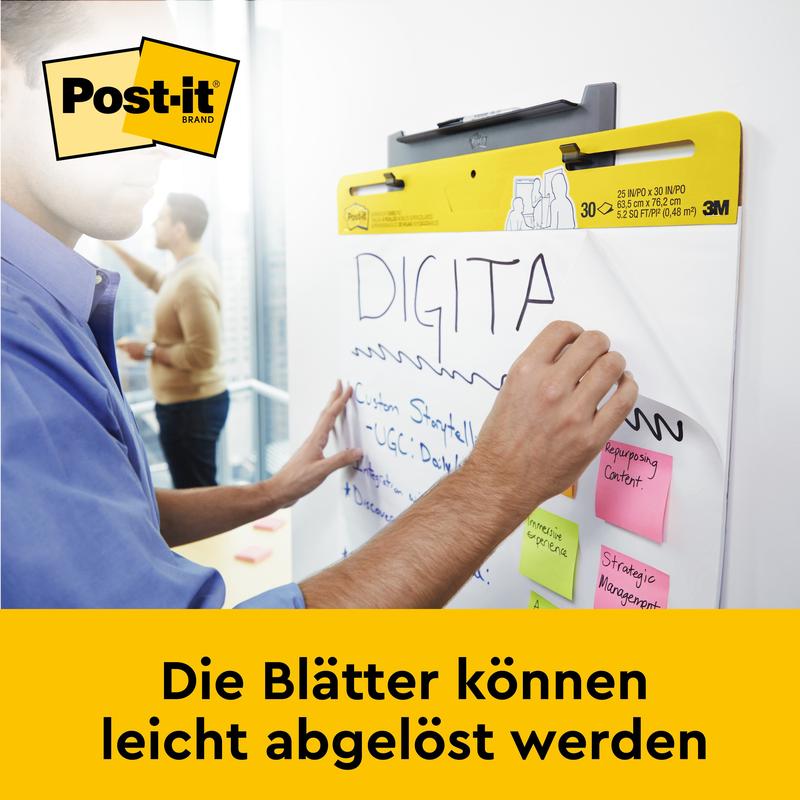 Nogen skriver på Post-it® Super Sticky selvklæbende mødeplanchart/flipchart til vægmontering 559 (63,5 x 76,2 cm) fra 3M Deutschland GmbH. Flere klæbesedler sidder fast på det. Arkene kan let fjernes.