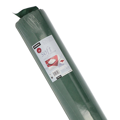 Eine gerollte grüne Starpak Tischdecke, stoffähnlich Vlies „Soft Selection“, aus transparentem Kunststoff mit einem Etikett mit Produktdetails und einem Tischfoto mit Tellern und Servietten. Marke: Starpak.