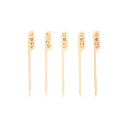 Fem PAPSTAR 250 Steak-markører 9 cm med inskriptionen "MEDIUM", stående lodret på hvid baggrund - ideel til professionel kødmarkering i gastronomi. Mærke: PAPSTAR GmbH.