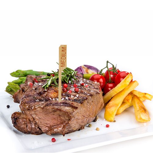 En grillet bøf med betegnelsen "medium" og PAPSTAR 250 Steak-markør 9 cm fra PAPSTAR GmbH serveres på en hvid tallerken med pommes frites, asparges, cherrytomater, røde løg og krydderurter - perfekt til det professionelle restaurantkøkken.