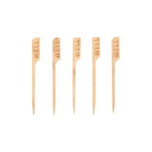 Fem PAPSTAR 250 Steak-markører 9 cm fra PAPSTAR GmbH, hver med graveringen "WELL", er arrangeret på en række, ideel til restauranter for tydeligt at markere godt gennemstegte bøffer.