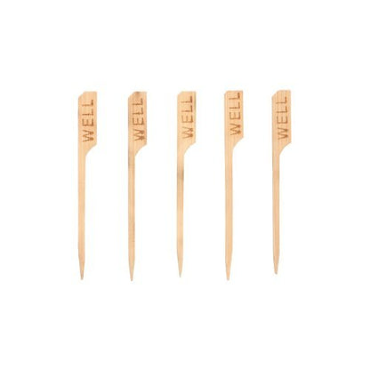 Fem PAPSTAR 250 Steak-markører 9 cm fra PAPSTAR GmbH, hver med graveringen "WELL", er arrangeret på en række, ideel til restauranter for tydeligt at markere godt gennemstegte bøffer.