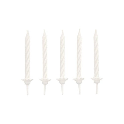 Fem uoplyste hvide PAPSTAR fødselsdagslys 6 cm med holder (PAPSTAR GmbH, blisterpakning 24 stykker) er arrangeret i en lige horisontal linje på en ensfarvet hvid baggrund.