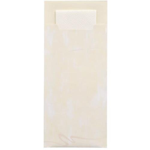 En cremefarvet PAPSTAR GmbH 520 bestikpose (20x8,5cm, 2-lags) med rektangulær flap er delvist åben og giver udsyn til en matchende serviet indeni; den glatte overflade har diskrete farvevariationer.