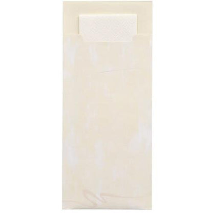 En cremefarvet PAPSTAR GmbH 520 bestikpose (20x8,5cm, 2-lags) med rektangulær flap er delvist åben og giver udsyn til en matchende serviet indeni; den glatte overflade har diskrete farvevariationer.