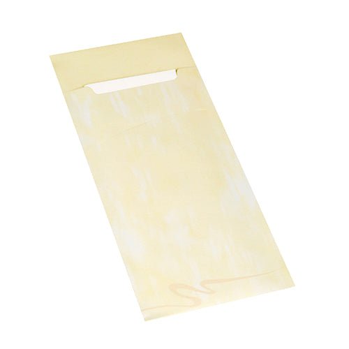 En lysegul PAPSTAR 520 bestikpose (20 x 8,5 cm, 2-lags, med matchende serviet) fra PAPSTAR GmbH ligger fladt på hvid baggrund, den rektangulære flap er delvist åben.