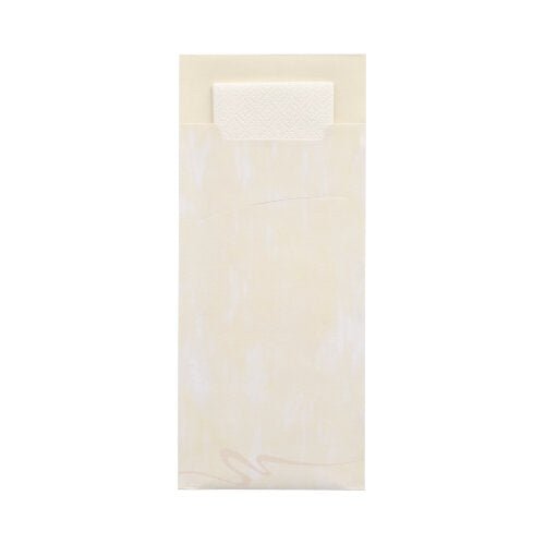 En cremefarvet PAPSTAR 520 bestikpose (20 cm x 8,5 cm, 2-lags) fra PAPSTAR GmbH står oprejst, den strukturerede flap er delvist åben og giver udsyn til den matchende serviet. Baggrunden er simpel hvid.