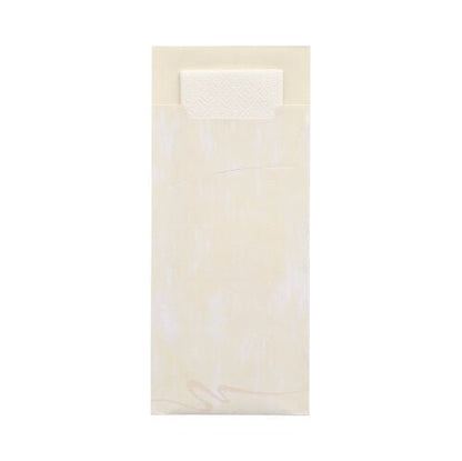 En cremefarvet PAPSTAR 520 bestikpose (20 cm x 8,5 cm, 2-lags) fra PAPSTAR GmbH står oprejst, den strukturerede flap er delvist åben og giver udsyn til den matchende serviet. Baggrunden er simpel hvid.