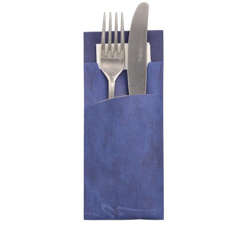 I en PAPSTAR 520 bestikpose (20x8,5 cm) lavet af 2-lags materiale fra PAPSTAR GmbH er gaffel og kniv delvist synlige, sammen med en pænt foldet matchende serviet (33x33 cm).