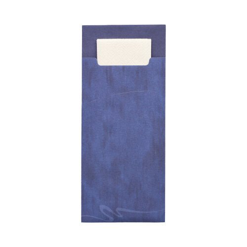 En hvid serviet er delvist skubbet ind i en PAPSTAR 520 bestikpose (20 x 8,5 cm, 2-lags, 33 x 33 cm) lavet af diskret mønstret materiale fra mærket PAPSTAR GmbH.