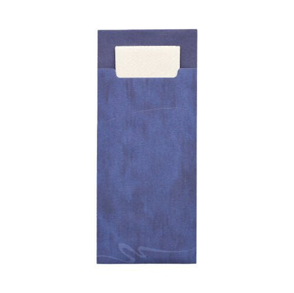 En hvid serviet er delvist skubbet ind i en PAPSTAR 520 bestikpose (20 x 8,5 cm, 2-lags, 33 x 33 cm) lavet af diskret mønstret materiale fra mærket PAPSTAR GmbH.