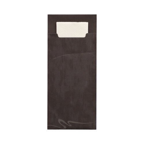 De PAPSTAR 520 bestikposer fra PAPSTAR GmbH er brune 2-lags papirposer (20x8,5 cm) med en matchende hvid serviet (33x33 cm), der delvist er synlig indeni og har et diskret buet linjedesign på forsiden.