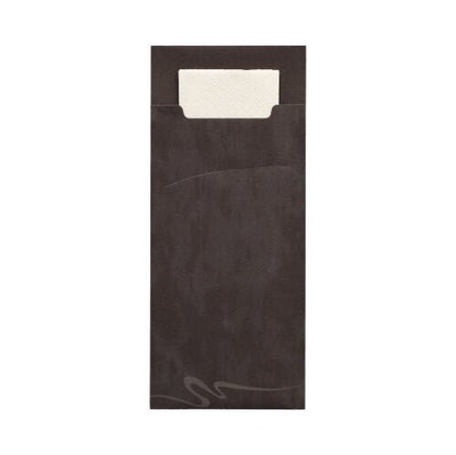 De PAPSTAR 520 bestikposer fra PAPSTAR GmbH er brune 2-lags papirposer (20x8,5 cm) med en matchende hvid serviet (33x33 cm), der delvist er synlig indeni og har et diskret buet linjedesign på forsiden.