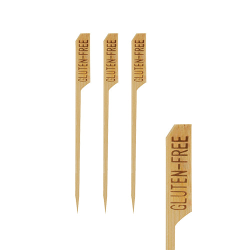 Vier PAPSTAR 250 Fingerfood - Spieße "pure" der PAPSTAR GmbH mit spitzen Enden sind auf weißem Hintergrund abgebildet. Auf jedem Holzpick, perfekt für Partybuffets, ist oben "GLUTEN-FREE" eingraviert.