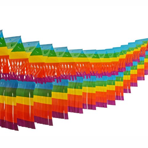 PAPSTAR GmbH storgirlander papir "frynser", sværantændeligt (10 m x 15 cm) hænger i overlappende, diagonale rækker med regnbuestriber, der skaber et festligt, levende billede foran en hvid baggrund.