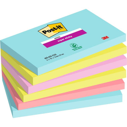 Afbildet er en stak af seks Post-it® Super Sticky Notes (76 mm x 127 mm, 90 ark/blok, 100% PEFC) fra 3M Deutschland GmbH i farverne blå, pink og gul med synligt branding på den øverste blok.
