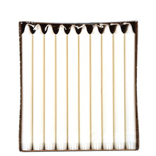 En æske med 30 hvide PAPSTAR kronelys stager (Ø 2,2 cm, 100 % stearin) fra PAPSTAR GmbH, oprejst i en række og set ovenfra på en enkel hvid baggrund for jævn afbrænding.