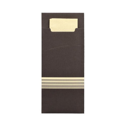 En mørkebrun rektangulær PAPSTAR 520 bestiklomme (20 x 8,5 cm) med tre beige linjer, lavet af 2-lags materiale fra PAPSTAR GmbH, indeholder en matchende foldet beige serviet (33 x 33 cm), der er delvist synlig i toppen.