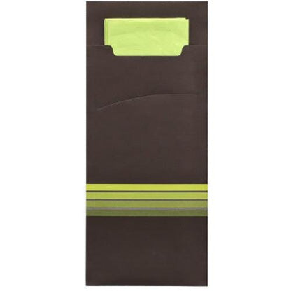 En PAPSTAR GmbH 520 bestiklomme (20 x 8,5 cm) med tre gulgrønne striber i bunden, hvori der er en matchende foldet lysegrøn 2-lags serviet i formatet 33 x 33 cm, der er delvist synlig gennem den åbne top.