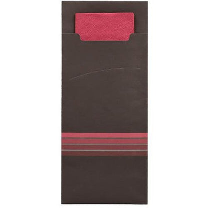 En mørkebrun PAPSTAR 520 bestiklommekonvolut (20x8,5cm) fra PAPSTAR GmbH med en matchende rød serviet, der er delvist synlig indeni, har tre vandrette røde og grå striber i bunden.