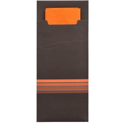 De PAPSTAR 520 bestiklommer (20 x 8,5 cm) fra PAPSTAR GmbH er en brun papirhylster med tre orange striber, der fungerer som en elegant bestiklomme og indeholder en matchende, delvist synlig orange serviet (33 x 33 cm, 2-lags).