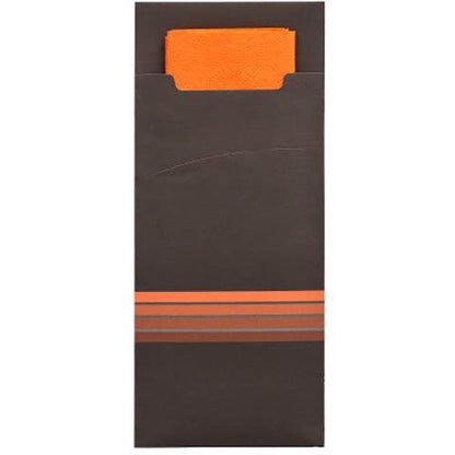 De PAPSTAR 520 bestiklommer (20 x 8,5 cm) fra PAPSTAR GmbH er en brun papirhylster med tre orange striber, der fungerer som en elegant bestiklomme og indeholder en matchende, delvist synlig orange serviet (33 x 33 cm, 2-lags).