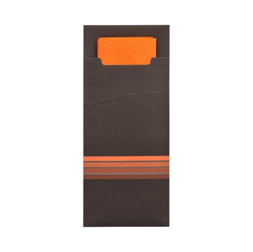 De PAPSTAR 520 bestiklommer fra PAPSTAR GmbH er mørkebrune bestiklommer lavet af papir i formatet 20x8,5 cm med tre vandrette orange striber og en integreret, matchende orange 2-lags serviet i formatet 33x33 cm, der er delvist synlig indeni.