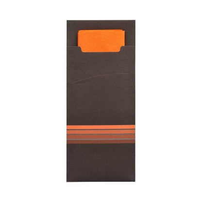 De PAPSTAR 520 bestiklommer fra PAPSTAR GmbH er mørkebrune bestiklommer lavet af papir i formatet 20x8,5 cm med tre vandrette orange striber og en integreret, matchende orange 2-lags serviet i formatet 33x33 cm, der er delvist synlig indeni.