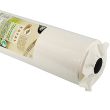 Et nærbillede af PAPSTAR ROYAL Collection dug, hvid (25 m x 1,18 m), fra PAPSTAR GmbH viser en oprullet hvid dug med struktureret overflade og beige etiket foran hvid baggrund.