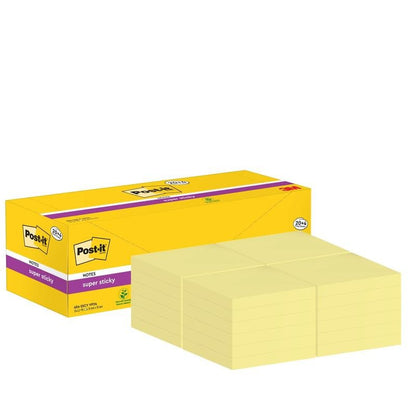 En gul æske med Post-it® Super Sticky Notes, 76 mm x 76 mm, 90 ark/blok, fra 3M Deutschland GmbH vises ved siden af stakke af firkantede klæbende noter. På emballagen ses Post-it- og 3M-logoet. 100% PEFC-certificeret.