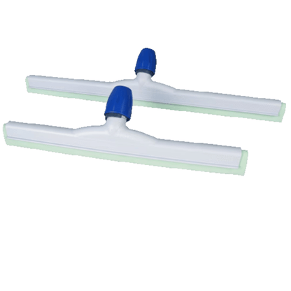 To Vileda Professional Hygiene Vandskrabere - 45 cm fra Vileda GmbH, i hvid-grønt design med blå håndtag, er pænt placeret ved siden af hinanden. Disse HACCP-kompatible værktøjer, udstyret med farvekodede vedhæftninger, er fagligt fremstillet til rengøringsformål for at sikre fremragende hygiejnepraksis.