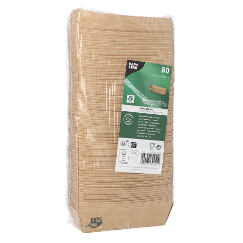 En forseglet pakke med 80 PAPSTAR snackbakker, pap „pure“ brun „100% fair“, hver 23 x 15,5 cm, fra PAPSTAR GmbH, er forsynet med en grøn-hvid etiket med produktinformationer og genbrugssymboler.
