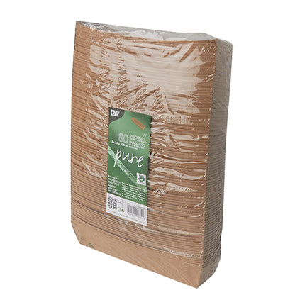 En forseglet pakke med 80 brune, rektangulære PAPSTAR "pure" snackskåle af biologisk nedbrydeligt materiale med grøn frontetiket. Engangstallerkenerne er vertikalt stabelbare og markeret med "100% Fair"-mærket fra PAPSTAR GmbH.