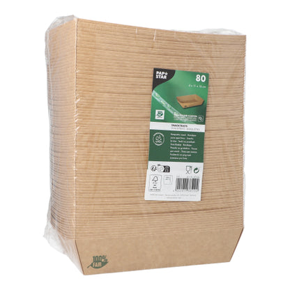 En forseglet pakke med 80 snackbakker "pure" brun fra PAPSTAR GmbH, fremstillet af 100 % fair papir – rektangulære, miljøvenlige, biologisk nedbrydelige tallerkener, pænt stablet med en grøn-hvid etiket og indpakket i gennemsigtig folie.