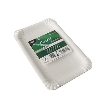 En pakke med 12 rektangulære hvide PAPSTAR "pure" engangstallerkener (13x20 cm) til fester, med forhøjet kant og afrundede hjørner, fra PAPSTAR GmbH. Miljøvenlig, indpakket emballage med genbrugssymboler på etiketten.