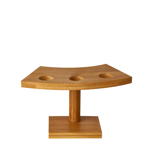 Der PAPSTAR Halter für 3 Spitztüten "pure" aus Bambus (9x16 cm) bietet drei runde Aussparungen auf rechteckig gebogenem Stand, ideal zur Präsentation von Spitztüten. Marke: PAPSTAR GmbH, 1 Stück.