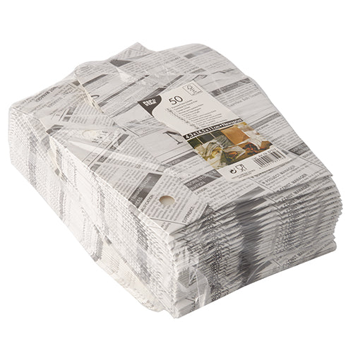 Ein Stapel von 50 PAPSTAR Pommes-Frites-Schütte-Schalen (4,3 x 14,5 x 11 cm) im Design „Newsprint“ mit Klappdeckel, der PAPSTAR GmbH, in Klarsichtfolie eingeschlagen und mit einem weißen Produktetikett auf der Oberseite versehen.