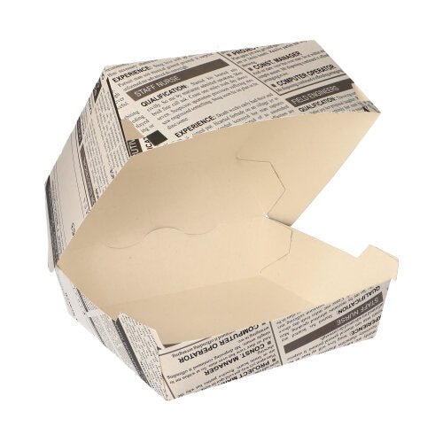 De PAPSTAR burgerbokse "Newsprint" stor (7,8x11x11,5 cm, pap), fra PAPSTAR GmbH, er åbne og tomme med deres avispapir-design på hvid baggrund. Pakken indeholder 50 stykker i krympefolie.