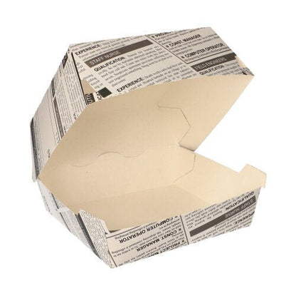 De PAPSTAR burgerbokse "Newsprint" stor (7,8x11x11,5 cm, pap), fra PAPSTAR GmbH, er åbne og tomme med deres avispapir-design på hvid baggrund. Pakken indeholder 50 stykker i krympefolie.